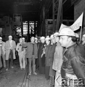 4.05.1981, Warszawa, Polska.
Wizyta biskupa Zbigniewa Kraszewskiego (trzyma kwiaty), sufragana warszawskiego w Hucie Warszawa. Na wydziale W-35. Obok biskupa stoi ksiądz Jerzy Popiełuszko oraz hutnicy z transparentem: 