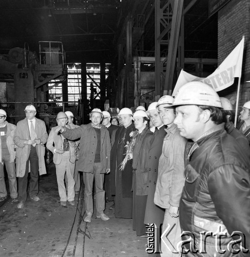 4.05.1981, Warszawa, Polska.
Wizyta biskupa Zbigniewa Kraszewskiego (trzyma kwiaty), sufragana warszawskiego w Hucie Warszawa. Na wydziale W-35. Obok biskupa stoi ksiądz Jerzy Popiełuszko oraz hutnicy z transparentem: 