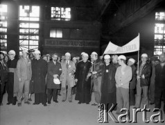 4.05.1981, Warszawa, Polska.
Wizyta biskupa Zbigniewa Kraszewskiego (trzyma kwiaty), sufragana warszawskiego w Hucie Warszawa. Na wydziale W-35. Obok biskupa stoją m.in. ksiądz Jerzy Popiełuszko, Seweryn Jaworski (w okularach) oraz hutnicy z transparentem: 