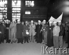 4.05.1981, Warszawa, Polska.
Wizyta biskupa Zbigniewa Kraszewskiego, sufragana warszawskiego w Hucie Warszawa. Na wydziale W-35. Obok biskupa stoją m.in. ksiądz Jerzy Popiełuszko, Seweryn Jaworski (w okularach) oraz hutnicy z transparentem: 