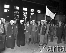 4.05.1981, Warszawa, Polska.
Wizyta biskupa Zbigniewa Kraszewskiego (trzyma kwiaty), sufragana warszawskiego w Hucie Warszawa. Na wydziale W-35. Obok biskupa stoi ksiądz Jerzy Popiełuszko. Widoczny jest również Seweryn Jaworski (w okularach) oraz hutnicy z transparentem.
Fot. Adam Szymański, zbiory Ośrodka KARTA, kolekcję zdjęć przekazał Adam Szymański
