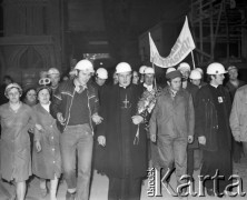 4.05.1981, Warszawa, Polska.
Wizyta biskupa Zbigniewa Kraszewskiego (trzyma kwiaty), sufragana warszawskiego w Hucie Warszawa. Na wydziale W-35. Z prawej - ksiądz Jerzy Popiełuszko i Seweryn Jaworski (w okularach). Widoczni są również hutnicy z transparentem: 