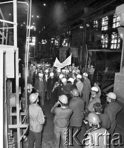 4.05.1981, Warszawa, Polska.
Wizyta biskupa Zbigniewa Kraszewskiego (trzyma kwiaty), sufragana warszawskiego w Hucie Warszawa. Na wydziale W-45. Obok biskupa stoją Seweryn Jaworski i ksiądz Jerzy Popiełuszko. Hutnicy trzymają transparent: 