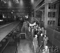 4.05.1981, Warszawa, Polska.
Wizyta biskupa Zbigniewa Kraszewskiego (trzyma kwiaty), sufragana warszawskiego w Hucie Warszawa. Na wydziale W-45. Obok biskupa idzie ksiądz Jerzy Popiełuszko. Hutnicy trzymają transparent: 