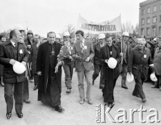 4.05.1981, Warszawa, Polska.
Wizyta biskupa Zbigniewa Kraszewskiego (trzyma kwiaty), sufragana warszawskiego w Hucie Warszawa - powitanie gościa. Obok biskupa idzie Jacek Lipiński oraz ksiądz Jerzy Popiełuszko. Widoczny jest również Seweryn Jaworski (w okularach) oraz hutnicy trzymający transparent z napisem: 