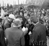 4.05.1981, Warszawa, Polska.
Wizyta biskupa Zbigniewa Kraszewskiego, sufragana warszawskiego w Hucie Warszawa - powitanie gościa. Na pierwszym planie widoczni są m.in. Seweryn Jaworski (tyłem, w okularach), Jacek Lipiński, ksiądz Jerzy Popiełuszko oraz Karol Szadurski. 
Fot. Adam Szymański, zbiory Ośrodka KARTA, kolekcję zdjęć przekazał Adam Szymański