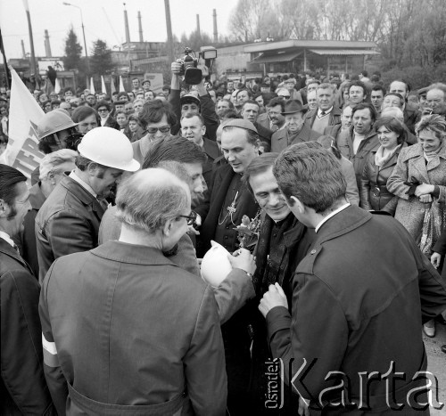 4.05.1981, Warszawa, Polska.
Wizyta biskupa Zbigniewa Kraszewskiego, sufragana warszawskiego w Hucie Warszawa - powitanie gościa. Na pierwszym planie widoczni są m.in. Seweryn Jaworski (tyłem, w okularach), Jacek Lipiński, ksiądz Jerzy Popiełuszko oraz Karol Szadurski. 
Fot. Adam Szymański, zbiory Ośrodka KARTA, kolekcję zdjęć przekazał Adam Szymański