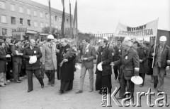 4.05.1981, Warszawa, Polska.
Wizyta biskupa Zbigniewa Kraszewskiego, sufragana warszawskiego w Hucie Warszawa - powitanie gościa. Drugi od prawej stoi ksiądz Jerzy Popiełuszko. Widoczni są również Seweryn Jaworski, Jacek Lipiński i Karol Szadurski (w jasnym płaszczu). Na drugim planie - hutnicy trzymający transparent z napisem: 
