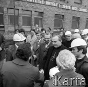 4.05.1981, Warszawa, Polska.
Wizyta biskupa Zbigniewa Kraszewskiego, sufragana warszawskiego w Hucie Warszawa - powitanie gościa. Obok biskupa stoją Seweryn Jaworski oraz ksiądz Jerzy Popiełuszko.
Fot. Adam Szymański, zbiory Ośrodka KARTA, kolekcję zdjęć przekazał Adam Szymański
