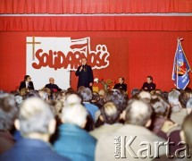 4.05.1981, Warszawa, Polska.
Wizyta biskupa Zbigniewa Kraszewskiego, sufragana warszawskiego w Hucie Warszawa - przemówienie gościa. Drugi od prawej siedzi ksiądz Jerzy Popiełuszko, pierwszy od prawej - Karol Szadurski. 
Fot. Adam Szymański, zbiory Ośrodka KARTA, kolekcję zdjęć przekazał Adam Szymański
