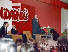 4.05.1981, Warszawa, Polska.
Wizyta biskupa Zbigniewa Kraszewskiego, sufragana warszawskiego w Hucie Warszawa - przemówienie gościa. Obok biskupa siedzi ksiądz Jerzy Popiełuszko oraz Karol Szadurski (pierwszy od lewej).
Fot. Adam Szymański, zbiory Ośrodka KARTA, kolekcję zdjęć przekazał Adam Szymański