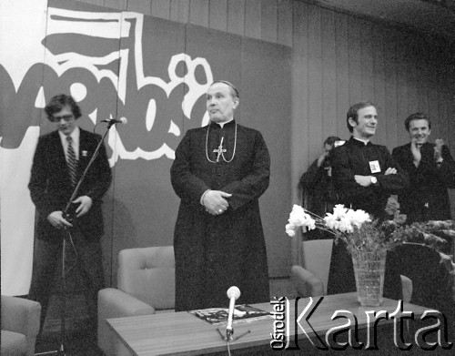 4.05.1981, Warszawa, Polska.
Wizyta biskupa Zbigniewa Kraszewskiego (w środku), sufragana warszawskiego w Hucie Warszawa. Obok biskupa stoją ksiądz Jerzy Popiełuszko oraz Karol Szadurski (po prawej stronie).
Fot. Adam Szymański, zbiory Ośrodka KARTA, kolekcję zdjęć przekazał Adam Szymański