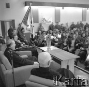 4.05.1981, Warszawa, Polska.
Wizyta biskupa Zbigniewa Kraszewskiego, sufragana warszawskiego w Hucie Warszawa. Obok biskupa siedzi ksiądz Jerzy Popiełuszko. W pierwszym rzędzie widoczny jest m.in. Seweryn Jaworski (w okularach). W głębi - transparent z napisem: 