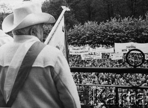 4.05.1989, Warszawa, Polska.
Powrót sztandaru do Huty Warszawa. Na pierwszym planie - poczet sztandarowy, w oddali znajdują się uczestnicy uroczystości. Nad zgromadzonymi widoczne są transparenty: 