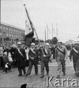 4.05.1989, Warszawa, Polska.
Powrót sztandaru do Huty Warszawa. Na pierwszym planie - poczet sztandarowy, w oddali widoczni są uczestnicy uroczystości oraz transparent 