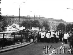 4.05.1989, Warszawa, Polska.
Powrót sztandaru do Huty Warszawa. Duchowni, delegacja hutników trzymająca krzyż i sztandar Huty Warszawa oraz uczestnicy uroczystości przechodzą przez Plac Wilsona. W tle widoczne jest Kino Wisła.
Fot. Adam Szymański, zbiory Ośrodka KARTA, kolekcję zdjęć przekazał Adam Szymański