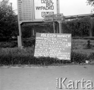 28.08.1980, Warszawa, Polska.
Strajk pracowników Huty Warszawa. Tablica informująca o ogłoszeniu strajku na wydziałach W-48, W-47 i W-60.
Fot. Adam Szymański, zbiory Ośrodka KARTA, kolekcję zdjęć przekazał Adam Szymański