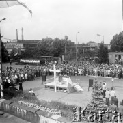 28.08.1980, Warszawa, Polska.
Msza święta podczas strajku w Hucie Warszawa. Widok z góry na ołtarz, wiernych. W oddali widoczne są budynki huty.
Fot. Adam Szymański, zbiory Ośrodka KARTA, kolekcję zdjęć przekazał Adam Szymański