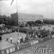 28.08.1980, Warszawa, Polska.
Msza święta podczas strajku w Hucie Warszawa. Widok z góry na wiernych uczestniczących we mszy.
Fot. Adam Szymański, zbiory Ośrodka KARTA, kolekcję zdjęć przekazał Adam Szymański