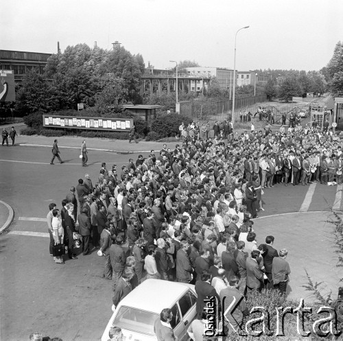 28.08.1980, Warszawa, Polska.
Msza święta podczas strajku w Hucie Warszawa. Widok z góry na wiernych uczesniczących we mszy. W oddali widoczne są budynki huty.
Fot. Adam Szymański, zbiory Ośrodka KARTA, kolekcję zdjęć przekazał Adam Szymański