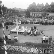 28.08.1980, Warszawa, Polska.
Msza święta podczas strajku w Hucie Warszawa. Widok na ołtarz i wiernych. W oddali widoczne są budynki huty.
Fot. Adam Szymański, zbiory Ośrodka KARTA, kolekcję zdjęć przekazał Adam Szymański