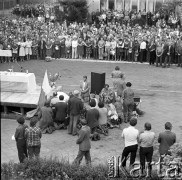 28.08.1980, Warszawa, Polska.
Msza święta podczas strajku w Hucie Warszawa. Udzielanie Komunii wiernym.
Fot. Adam Szymański, zbiory Ośrodka KARTA, kolekcję zdjęć przekazał Adam Szymański