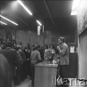 16.02.1981, Warszawa, Polska.
Strajk studentów Akademii Medycznej w sprawie rejestracji Niezależnego Zrzeszenia Studentów. Wiec w sali wykładowej.
Fot. Adam Szymański, zbiory Ośrodka KARTA, kolekcję zdjęć przekazał Adam Szymański