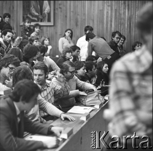 16.02.1981, Warszawa, Polska.
Strajk studentów Akademii Medycznej w sprawie rejestracji Niezależnego Zrzeszenia Studentów. Wiec w sali wykładowej.
Fot. Adam Szymański, zbiory Ośrodka KARTA, kolekcję zdjęć przekazał Adam Szymański