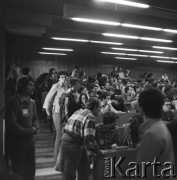 16.02.1981, Warszawa, Polska.
Strajk studentów Akademii Medycznej w sprawie rejestracji Niezależnego Zrzeszenia Studentów. Wiec w sali wykładowej.
Fot. Adam Szymański, zbiory Ośrodka KARTA, kolekcję zdjęć przekazał Adam Szymański