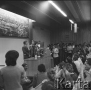 16.02.1981, Warszawa, Polska.
Strajk studentów Akademii Medycznej w sprawie rejestracji Niezależnego Zrzeszenia Studentów - wiec w sali wykładowej. W pierwszym rzędzie siedzi ksiądz Jerzy Popiełuszko, na podium stoi m.in. Jacek Lipiński.
Fot. Adam Szymański, zbiory Ośrodka KARTA, kolekcję zdjęć przekazał Adam Szymański