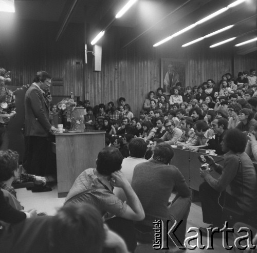 16.02.1981, Warszawa, Polska.
Strajk studentów Akademii Medycznej w sprawie rejestracji Niezależnego Zrzeszenia Studentów - wiec w sali wykładowej. W pierwszym rzędzie siedzi ksiądz Jerzy Popiełuszko (po prawej stronie), na podium stoi m.in. Jacek Lipiński.
Fot. Adam Szymański, zbiory Ośrodka KARTA, kolekcję zdjęć przekazał Adam Szymański