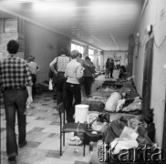 16.02.1981, Warszawa, Polska.
Strajk studentów Akademii Medycznej w sprawie rejestracji Niezależnego Zrzeszenia Studentów. Posłania i rzeczy osobiste protestujących studentów.
Fot. Adam Szymański, zbiory Ośrodka KARTA, kolekcję zdjęć przekazał Adam Szymański