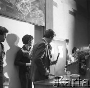 16.02.1981, Warszawa, Polska.
Strajk studentów Akademii Medycznej w sprawie rejestracji Niezależnego Zrzeszenia Studentów - wiec w sali wykładowej. Przed mikrofonem stoi Jacek Lipiński.
Fot. Adam Szymański, zbiory Ośrodka KARTA, kolekcję zdjęć przekazał Adam Szymański