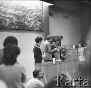 16.02.1981, Warszawa, Polska.
Strajk studentów Akademii Medycznej w sprawie rejestracji Niezależnego Zrzeszenia Studentów - wiec w sali wykładowej. Na podium stoi m.in. Jacek Lipiński.
Fot. Adam Szymański, zbiory Ośrodka KARTA, kolekcję zdjęć przekazał Adam Szymański
