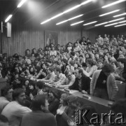 16.02.1981, Warszawa, Polska.
Strajk studentów Akademii Medycznej w sprawie rejestracji Niezależnego Zrzeszenia Studentów - wiec w sali wykładowej. W pierwszym rzędzie siedzi ksiądz Jerzy Popiełuszko (drugi od prawej strony).
Fot. Adam Szymański, zbiory Ośrodka KARTA, kolekcję zdjęć przekazał Adam Szymański