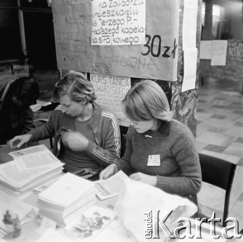 16.02.1981, Warszawa, Polska.
Strajk studentów Akademii Medycznej w sprawie rejestracji Niezależnego Zrzeszenia Studentów. Punkt informacyjny. Od prawej strony siedzi Anna Bazydło.
Fot. Adam Szymański, zbiory Ośrodka KARTA, kolekcję zdjęć przekazał Adam Szymański