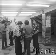 16.02.1981, Warszawa, Polska.
Strajk studentów Akademii Medycznej w sprawie rejestracji Niezależnego Zrzeszenia Studentów. Pierwszy od prawej stoi Krzysztof Bożejko.  
Fot. Adam Szymański, zbiory Ośrodka KARTA, kolekcję zdjęć przekazał Adam Szymański