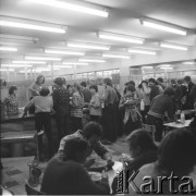 16.02.1981, Warszawa, Polska.
Strajk studentów Akademii Medycznej w sprawie rejestracji Niezależnego Zrzeszenia Studentów. Posiłek protestujących studentów. 
Fot. Adam Szymański, zbiory Ośrodka KARTA, kolekcję zdjęć przekazał Adam Szymański