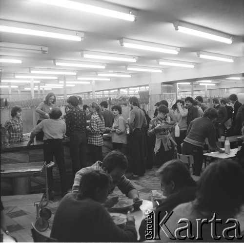 16.02.1981, Warszawa, Polska.
Strajk studentów Akademii Medycznej w sprawie rejestracji Niezależnego Zrzeszenia Studentów. Posiłek protestujących studentów. 
Fot. Adam Szymański, zbiory Ośrodka KARTA, kolekcję zdjęć przekazał Adam Szymański