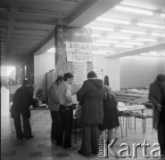 16.02.1981, Warszawa, Polska.
Strajk studentów Akademii Medycznej w sprawie rejestracji Niezależnego Zrzeszenia Studentów. Punkt informacyjny. Ogłoszenia o następującej treści: 