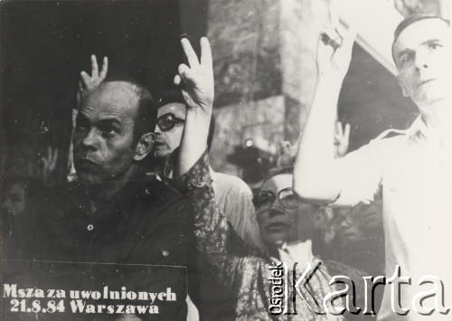 21.08.1984, Warszawa, Polska.
Msza w intencji zwolnionych z obozów dla internowanych. Z uniesionymi do góry dłońmi złożonymi w znak zwycięstwa stoją (od lewej): Jacek Kuroń, Anna Walentynowicz oraz Zbigniew Romaszewski .
Fot. NN, zbiory Ośrodka KARTA