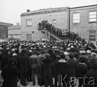 13.12.1981, Warszawa, Polska.
Wiec hutnikow Huty Warszawa przy sali Centralnego Laboratorium, zwołany na wieść o wprowadzeniu w Polsce stanu wojennego. Na wiecu postanowiono ogłosić strajk okupacyjny.
Fot. Adam Szymański, zbiory Ośrodka KARTA, kolekcję zdjęć przekazał Adam Szymański