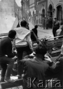 31.08.1982, Warszawa, Polska.
Demonstracje uliczne w drugą rocznicę podpisania Porozumień Sierpniowych. Zamieszki na warszawskiej Starówce.
Fot. Adam Szymański, zbiory Ośrodka KARTA, kolekcję zdjęć przekazał Adam Szymański