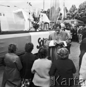 31.08.1981, Warszawa, Polska.
Msza święta na terenie Huty Warszawa upamiętniająca pierwszą rocznicę zakończenia strajku pracownikow Huty Warszawa oraz podpisania porozumień sierpniowych 31.08.1980 w Gdańsku. Ksiądz Jerzy Popiełuszko udziela wiernym komunii. W oddali widoczny jest m.in. Seweryn Jaworski. 
Fot. Adam Szymański, zbiory Ośrodka KARTA, kolekcję zdjęć przekazał Adam Szymański