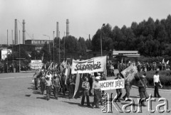 5.08.1981, Warszawa, Polska.
Strajk ostrzegawczy pracowników Huty Warszawa. Hutnicy z flagami oraz transparentami Solidarności. Napisy na transparentach: 