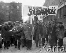 16.12.1981, Gdańsk, Polska.
Delegacja pracowników Huta Warszawa na uroczystości odsłonięcia Pomnika Stoczniowców. Hutnicy z bukietami kwiatów, flagą oraz transparentem 