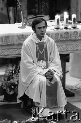 Sierpień 1983, Warszawa, Polska.
Ksiądz Jerzy Popieluszko podczas mszy za Ojczyznę w Kościele św. Stanisława Kostki na warszawskim Żoliborzu.
Fot. Adam Szymański, zbiory Ośrodka KARTA, kolekcję zdjęć przekazał Adam Szymański
