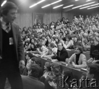 16.02.1981, Warszawa, Polska.
Strajk studentów Akademii Medycznej w sprawie rejestracji Niezależnego Zrzeszenia Studentów. W pierwszym rzędzie siedzi ksiądz Jerzy Popiełuszko. Po lewej stronie przechodzi Jacek Lipiński.
Fot. Adam Szymański, zbiory Ośrodka KARTA, kolekcję zdjęć przekazał Adam Szymański