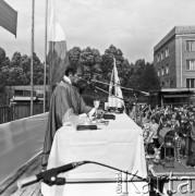 31.08.1981, Warszawa, Polska.
Ksiądz Jerzy Popiełuszko odprawia mszę świętą na terenie Huty Warszawa w pierwszą rocznicę zakończenia strajku pracownikow Huty Warszawa oraz podpisania porozumień sierpniowych 31.08.1980 w Gdańsku.
Fot. Adam Szymański, zbiory Ośrodka KARTA, kolekcję zdjęć przekazał Adam Szymański