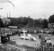 28.08.1980, Warszawa, Polska.
Msza święta podczas strajku w Hucie Warszawa. Widok z góry na ołtarz, wiernych. W oddali widoczne są budynki huty.
Fot. Adam Szymański, zbiory Ośrodka KARTA, kolekcję zdjęć przekazał Adam Szymański